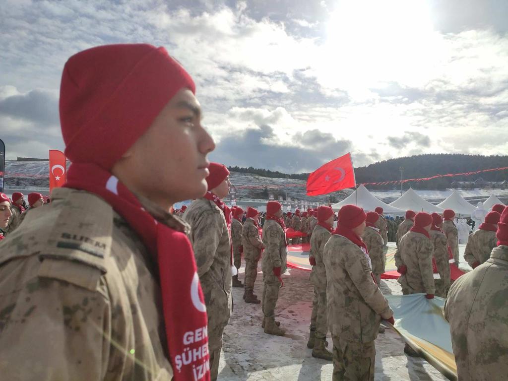  Al Bayrağımızı Sonsuza Kadar Dalgalandıracak Olan Yiğitler, Bu Vatan Uğruna Şehadete Yürüyen Kahraman Atalarının Huzurunda