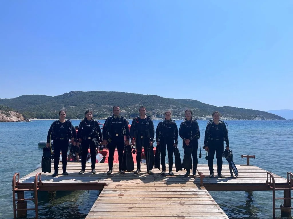 Deniz Dalışlarını Başarıyla Tamamlayan Subay Adayı 17 Kadın Öğrencimiz 1 Yıldız Balık Adam Brovesi Almaya Hak Kazanmıştır